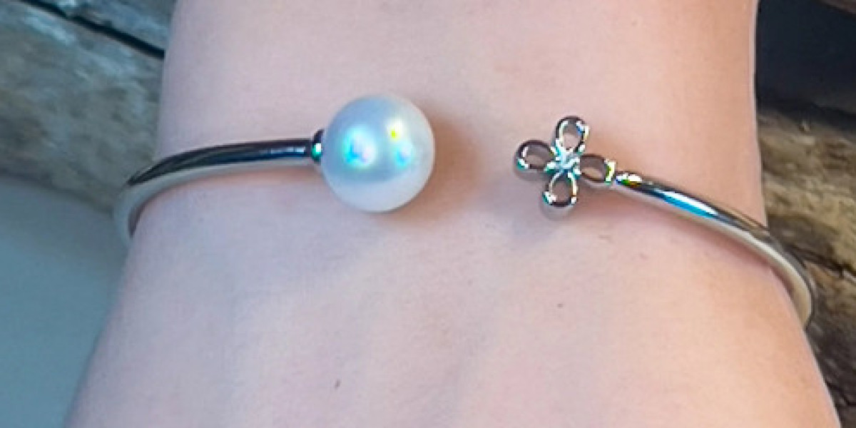 Why a Pearl Bangle Is the Perfect Gift: Meaning, Elegance & Craftsmanship