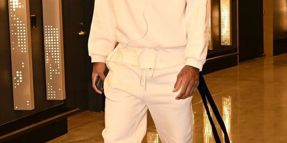 Why the Essentials Hoodie Feels Good No Matter the Season