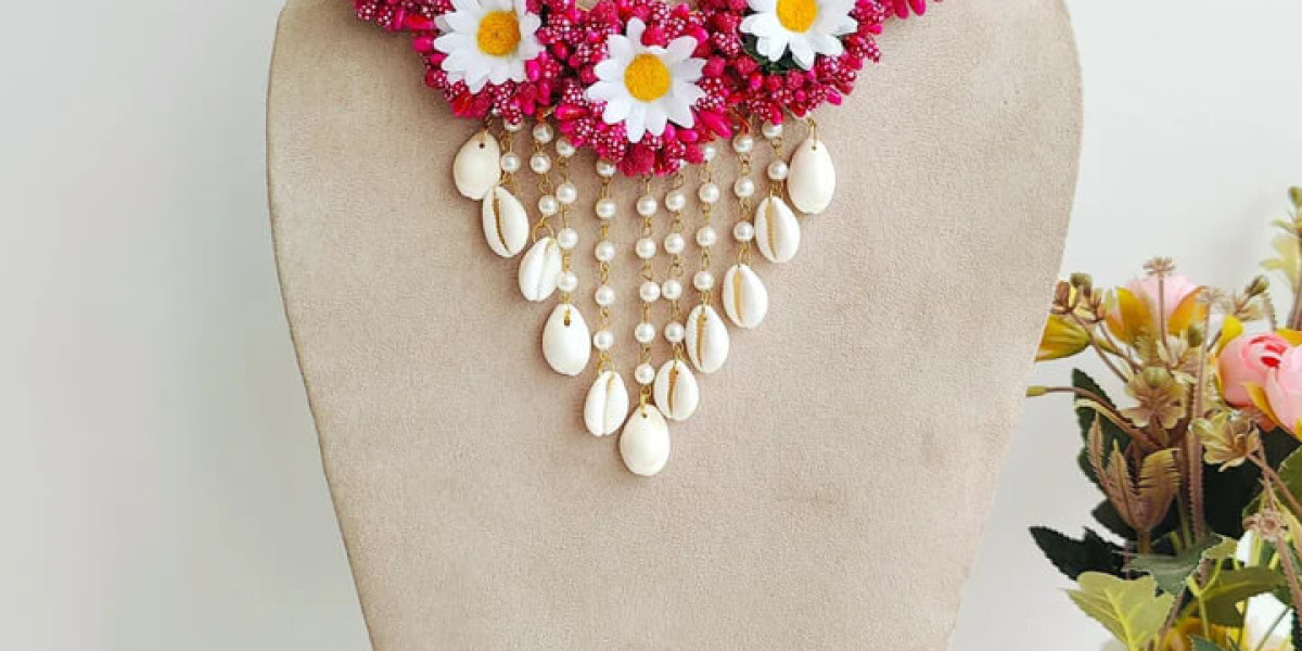 How to Choose the Perfect Flower Jewellery Set for Your Haldi Outfit