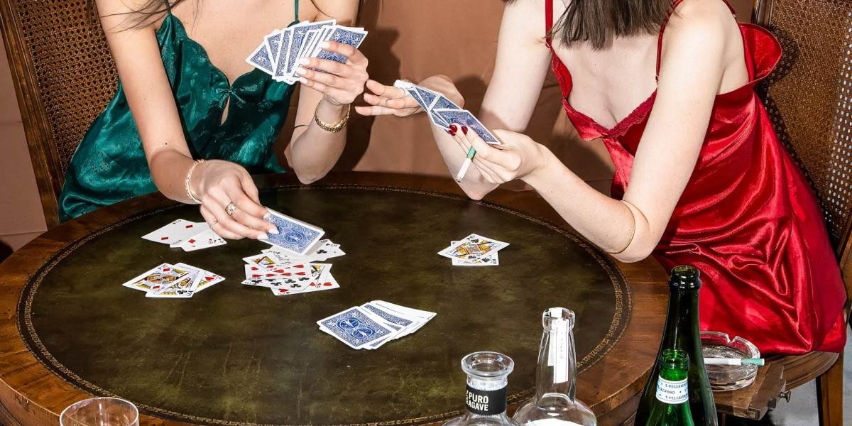 Mid Century Modern Style Dining Tables: Clean Lines for Timeless Meals